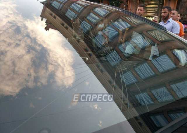 В центре Киева парень пробежался по патрульному авто