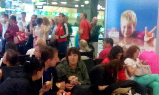 Сорванный отдых: в аэропорту Киева отменили десятки рейсов