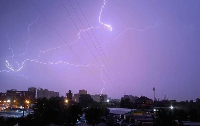 В Киеве из-за удара молнии загорелся дом