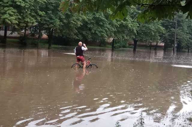 В Чернигове невиданный потоп: под воду ушли все улицы города