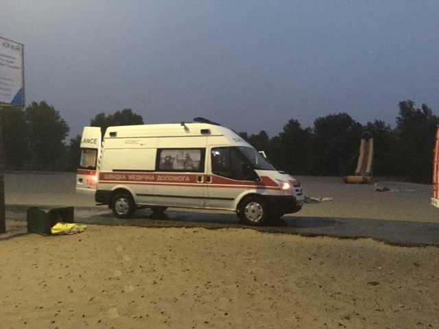 На Запоріжжі через негоду на жінку впало дерево