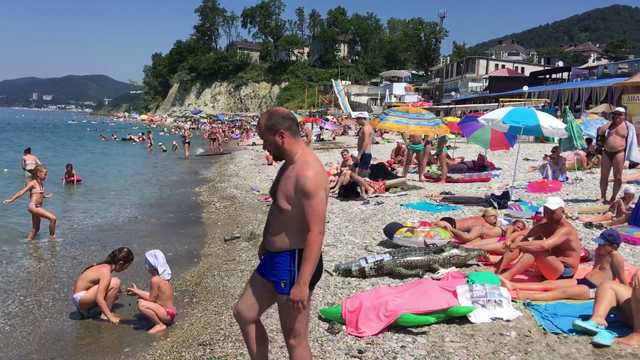 Креветка из туалета и чебурек с тараканами: чем кормят на украинских пляжах