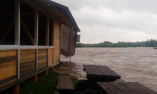 В Івано-Франківській області негода знесла місцевий ресторан