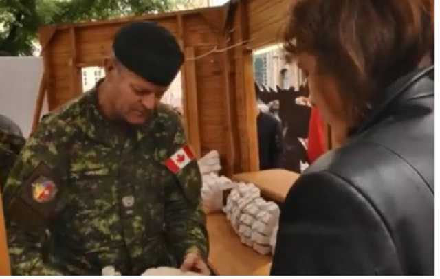 У Львові канадські військові роздають панкейки просто неба