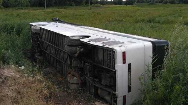 На Ривненщине перевернулся автобус с 53 пассажирами: фото ДТП