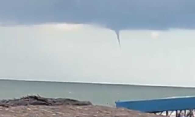 На запорожском курорте появился водный смерч: опубликовано яркое видео
