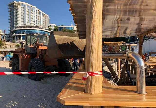 В Одессе снесли популярный пляж: фото и видео