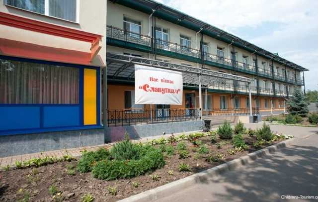 Под Киевом в лагере массово отравились дети: один ребенок в коме