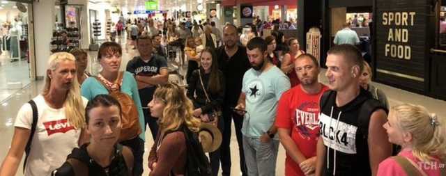 Во Львове туристы больше суток не могут вылететь в Барселону