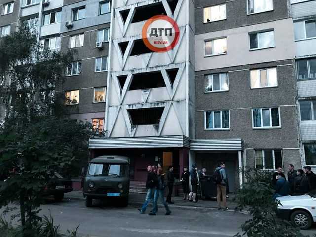 Кровавые следы тянутся за угол дома: В Киеве жестоко убили женщину