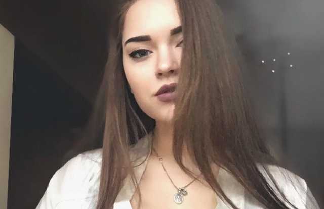 "Дед бы офигел". Внучка Высоцкого попрошайничает в соцсети на новую сумочку и BMW