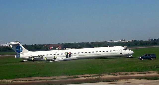 Пассажиры в шоке: в "Жулянах" у взлетной полосы лежит самолет