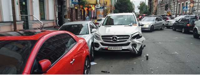 В Киеве на Большой Житомирской участник АТО на Volkswagen протаранил 4 машины