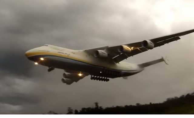 Видео невероятной посадки самолета "Мрия" поразило сеть
