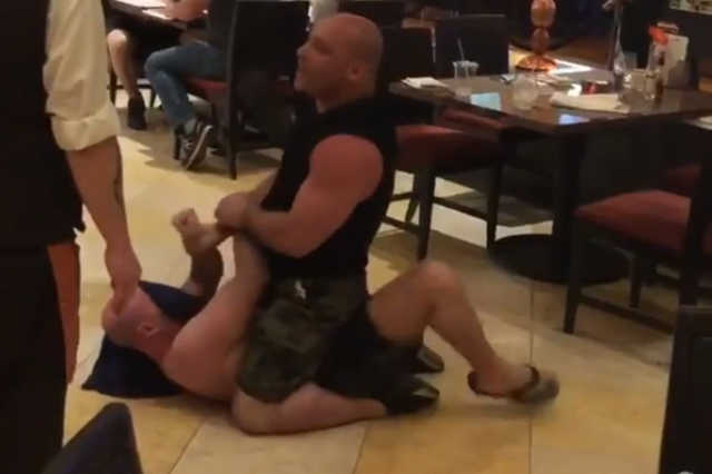 Пьяный посетитель ресторана по ошибке напал на экс-чемпиона UFC - видеофакт
