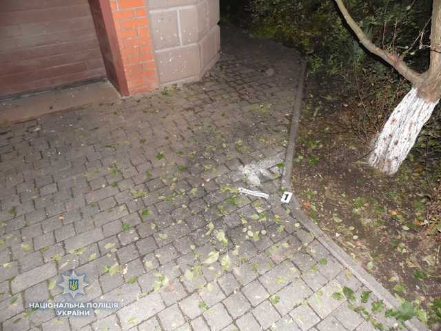 В Ровно кинули гранату в частный дом: фото с места ЧП