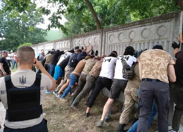 Националисты С14 разгромили дом миллиардера Хомутынника