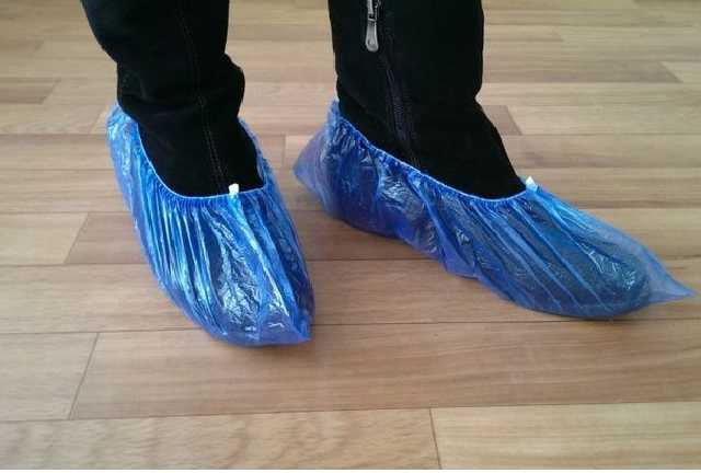 Супрун призвала запретить бахилы в больницах