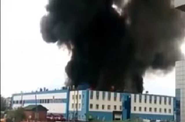 В России – масштабный пожар на военном заводе, где производят самолеты-истребители