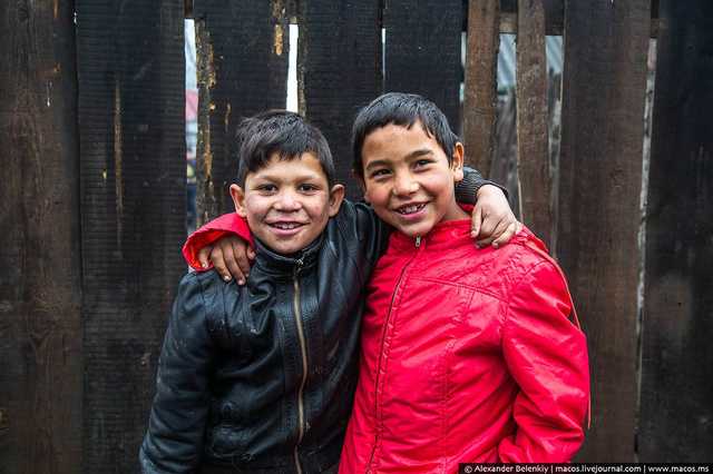 Несовершеннолетнего участника нападения на лагерь ромов отпустили под домашний арест