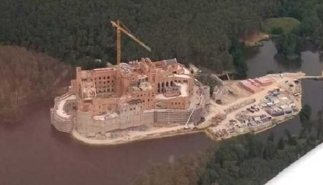 Скандал в Польше: на охраняемой территории Пущи неизвестные строят 15-этажный замок