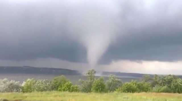 Как смерч поднял в воздух подростка в Одесской области