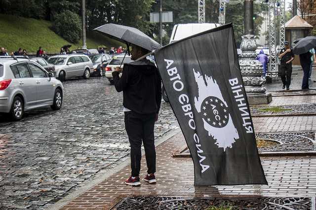 Владельцы авто на еврономерах перекрыли центр Киева