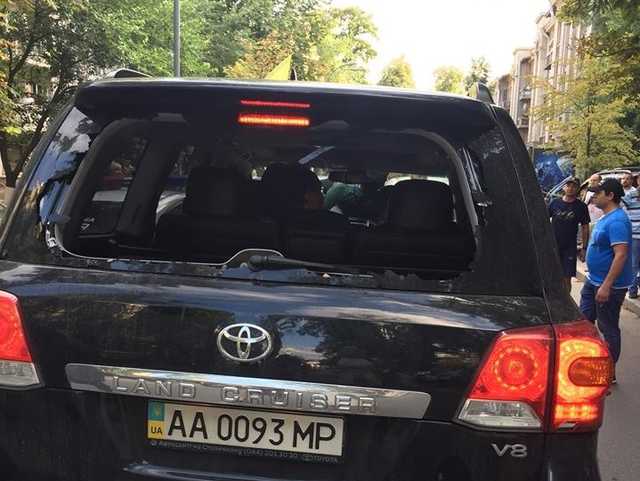 Авто нардепа сбило активиста под Радой: все подробности