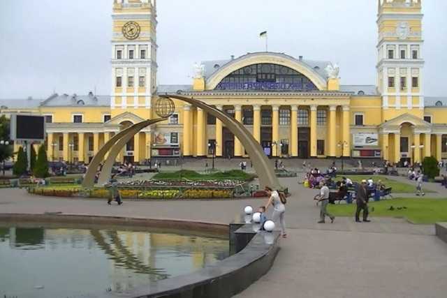 На вокзале в Харькове 9-летняя девочка несколько дней сторожила свою пьяную мать