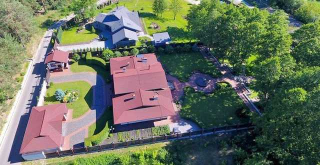 На участках 139 и 141 по улице Садовой находится два дома, где живет Сюмар с семьей