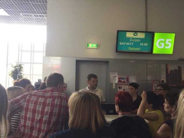 В киевском аэропорту сотни туристов снова попали в ловушку