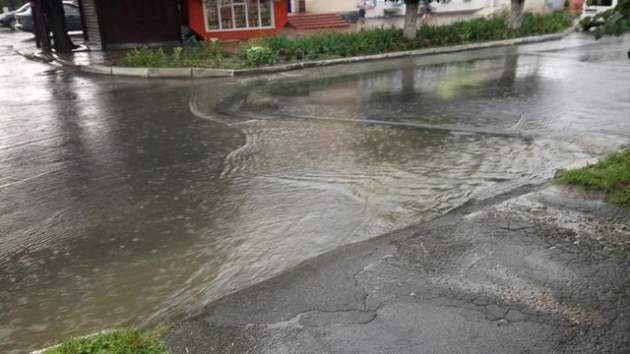 Сильные ливни на западе Украины: ветер ломал деревья и сносил крыши