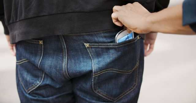 В киевском магазине засняли за "работой" молодую воровку: опубликовано видео