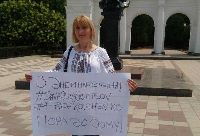 Мать Кольченко в Крыму вышла на одиночный пикет в поддержку Сенцова