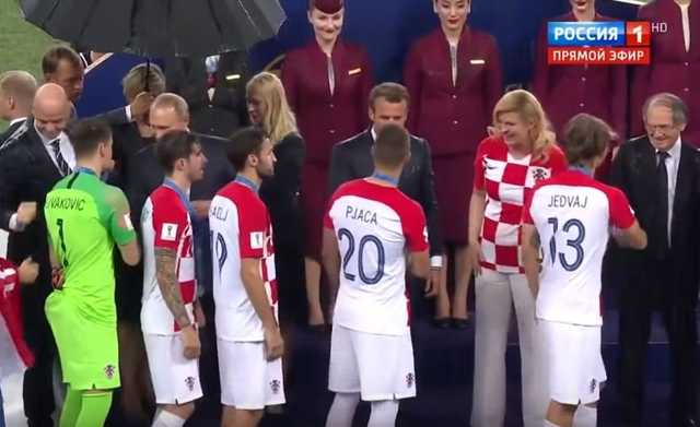 Гостеприимство по-русски на ЧМ-2018: единственный зонт достался Путину