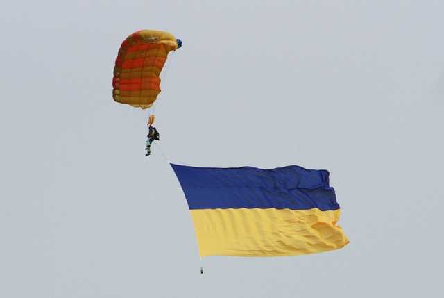 "Его должны были остановить!" Под Киевом произошла трагедия с парашютистом