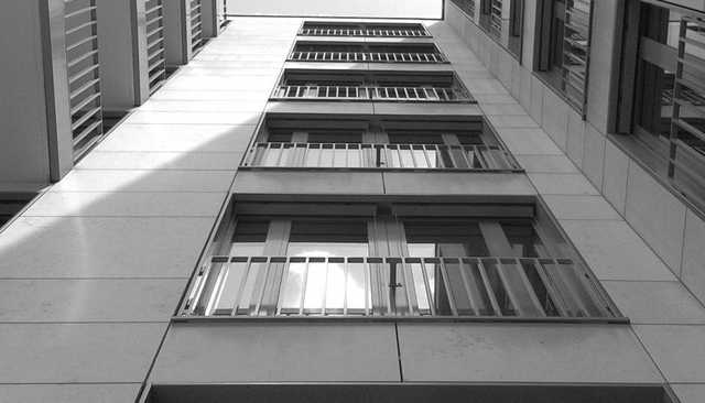 В Запорожье маленький ребенок выпал с 8-го этажа