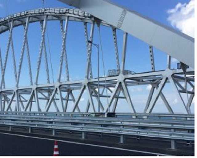 На Керченском мосту лидер группы "Любэ" устроил масштабный затор