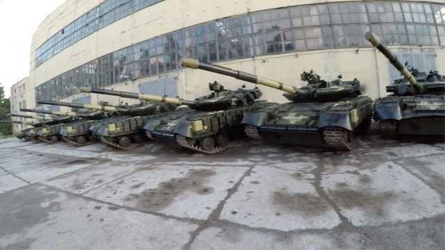 Обнаружили диггеры: 10 новых украинских танков стоят на заводе в Харькове без охраны