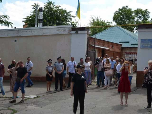 В Николаеве машину депутата закидали яйцами