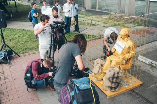 В Киеве под зданием НАБУ установили памятник коррупции