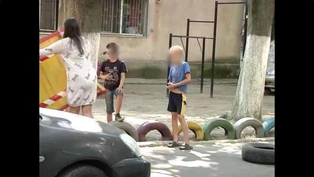 Требуют деньги за проезд: В Одессе дети с шинами перекрыли дорогу