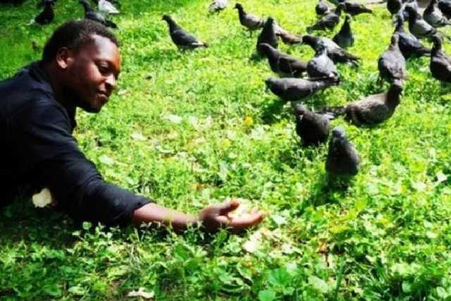 Ограбили, избили, обрекли на голод: в центре Киева на улице живет иностранец