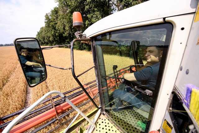 На Киевщине Владимира Гройсмана прокатили на комбайне
