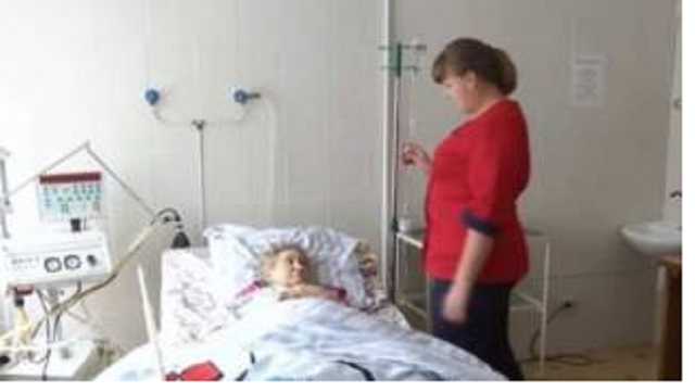 На Хмельнитчине соцработницу обвиняют в издевательствах над пенсионеркой, которая завещала ей имущество