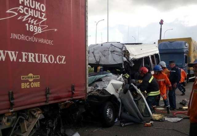 В Житомирской области маршрутка влетела в фуру: погибло 10 человек