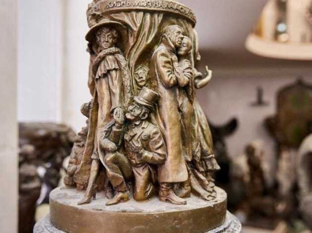 Две ошибки на табличке для памятника Гурченко исправили, еще одну не заметили