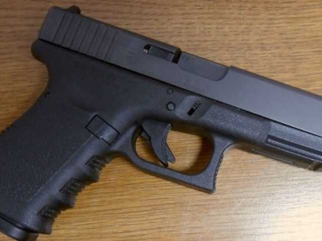 В Запорожье водитель Mercedes наехал на беременную женщину, ее муж открыл стрельбу