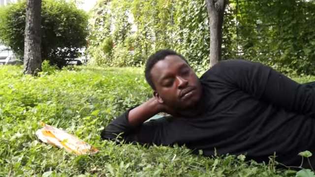 Просил помощи на пяти языках. Полиция спасла иностранца-полиглота, пострадавшего от скинхэдов