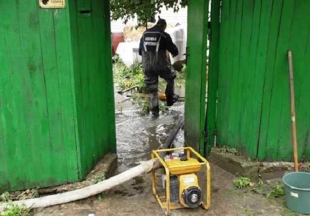 В Чернигове ликвидируют последствия непогоды: спасатели предупреждают о возможной угрозе